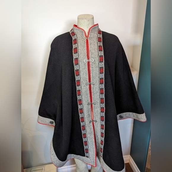 Norwegian Heimdall black Handcrafted wool cape by Kari G - Picture 3 of 17